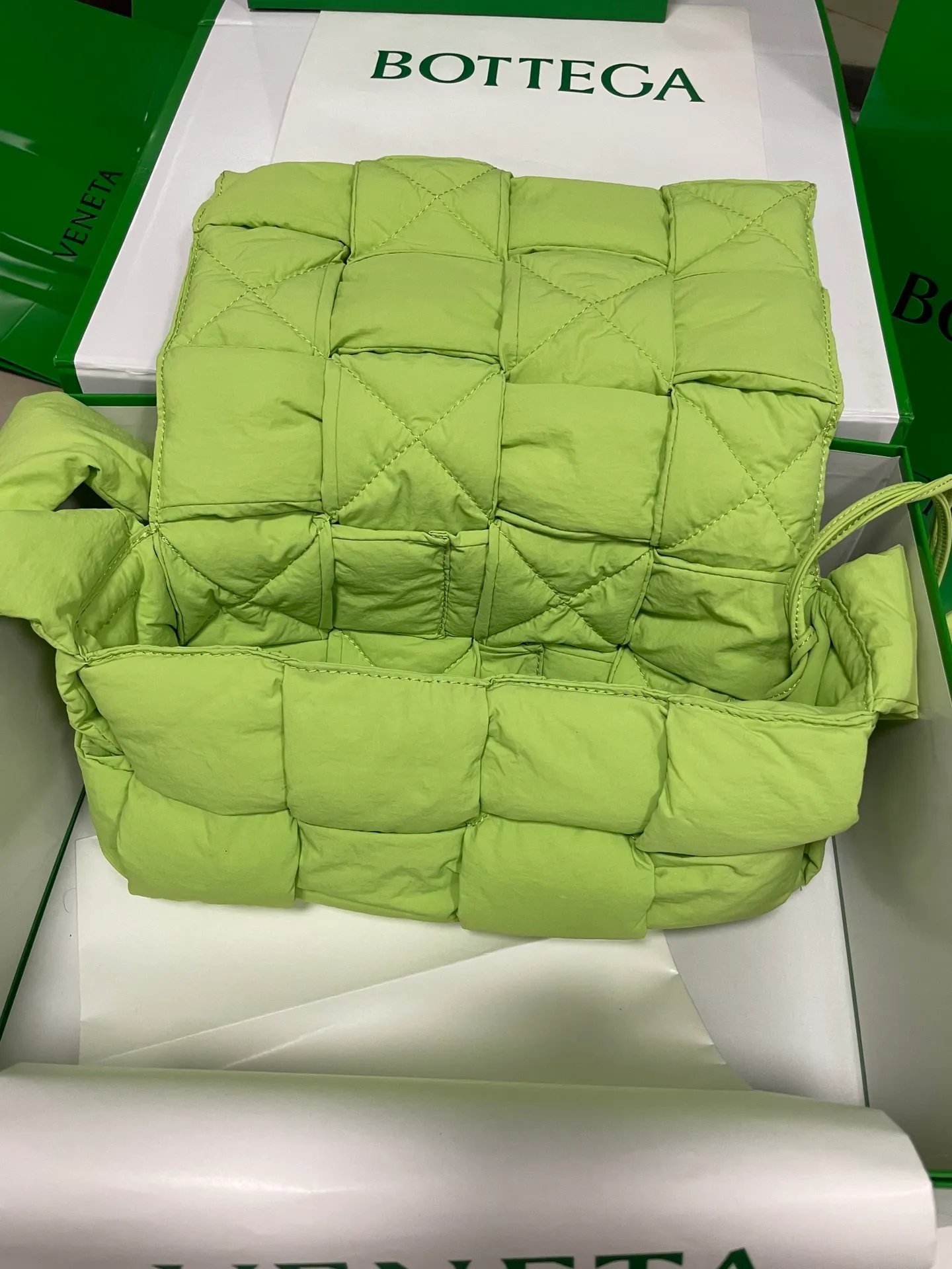 #𝐂𝐀𝐒𝐒𝐄𝐓𝐓𝐄 Nylon tofu tofu bag This Cassette is so cute, its cute appearance does not affect its practicality and the capacity is good! The fabric is low-key and very textured, suitable for daily wear with casual wear. The cross-woven design of the wide cloth is really stunning. The bag has a puffy shape and feels like a piece of tofu. It can be worn on one shoulder, cross-body or as a waist bag. You can also adjust the shoulder strap to the size of the bag under the armpit, so you can have it all! S30x15cm【8951#】